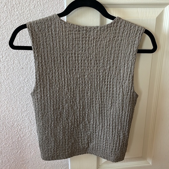 Textured shell top. - Picture 2 of 3